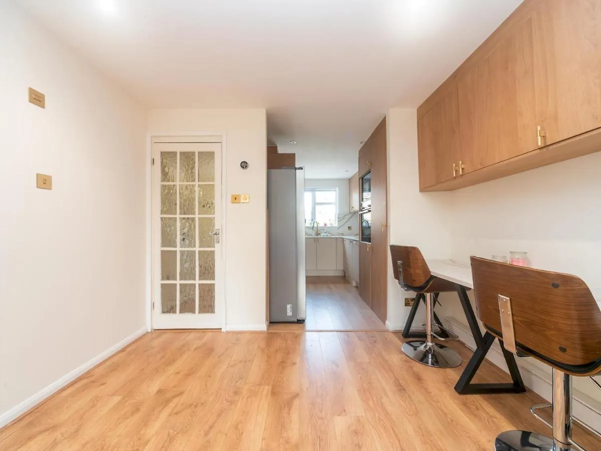 Pass The Keys Spacious Cosy Home Close To London Abbey Wood