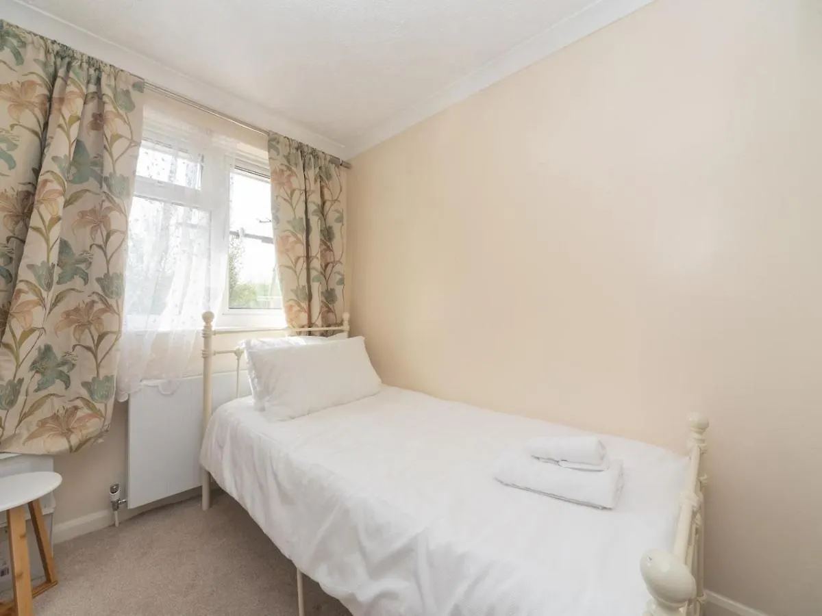 Pass The Keys Spacious Cosy Home Close To London Abbey Wood Holiday home